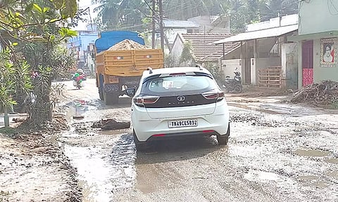 குடிநீர் குழாயில் உடைப்பு ஏற்பட்டு சாலையில் தேங்கியுள்ள தண்ணீர்.