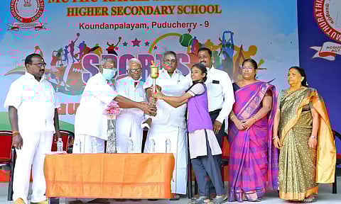 முத்துரத்தினம் அரங்கம் மேல்நிலைபள்ளியில் நடைபெற்ற விளையாட்டு போட்டியை தொடங்கி வைத்து மாணவிகளுக்கு பரிசுகோப்பை சபாநாயகர் ஏம்பலம் செல்வம் வழங்கிய காட்சி.