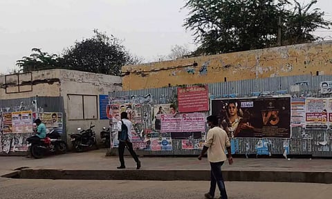 பொதுமக்களை அச்சுறுத்தும் ஆபத்தான கட்டிடத்தை படத்தில் காணலாம். 