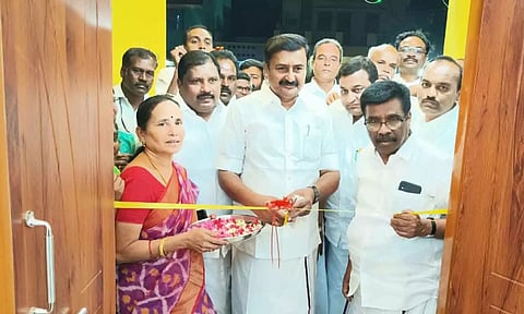 புதிய கட்டிடங்களை அமைச்சர் மு.பெ. சாமிநாதன் திறந்து வைத்த காட்சி. .