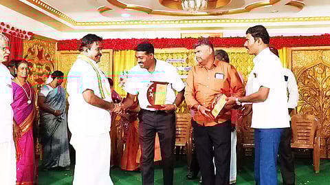 தென் தமிழக அளவில் நடைபெற்ற யோகா-ஸ்கேட்டிங் போட்டியில் பழனி நாடார்எம்.எல்.ஏ. நடுவர்களுக்கு பரிசு வழங்கிய காட்சி.