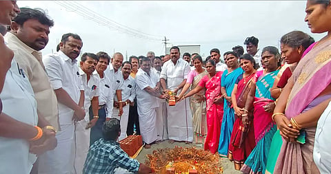 மார்க்கெட் கட்டிடம் கட்டுவதற்காக ராஜா எம்.எல்.ஏ. அடிக்கல் நாட்டிய காட்சி.
