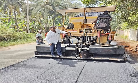 சாலை சீரமைப்பு பணியை நெடுஞ்சாலைத்துறை கோட்ட பொறியாளர் பாஸ்கரன் நேரில் சென்று பார்வையிட்டு ஆய்வு செய்தபோது எடுத்த படம் 