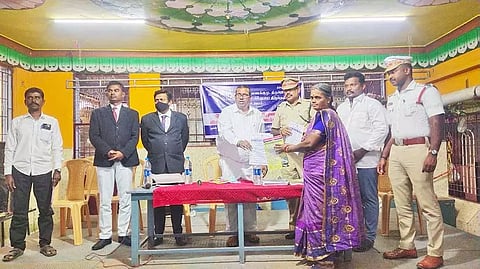 போக்குவரத்து விதிமுறைகள் குறித்த சட்ட விழிப்புணர்வு முகாம் நடந்த போது எடுத்தபடம்.