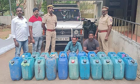 பறிமுதல் செய்யப்பட்ட மண்எண்ணை கேன்களை படத்தில் காணலாம்