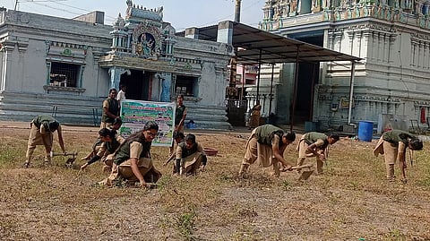 வேளாண் கல்லூரி மாணவிகள் தூய்மை பணி