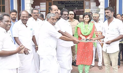 நலத்திட்ட உதவிகளை தாட்கோ தலைவர் மதிவாணன் வழங்கினார். அருகில் கலெக்டர் காயத்ரி கிருஷ்ணன், பூண்டி கலைவாணன் எம்.எல்.ஏ.