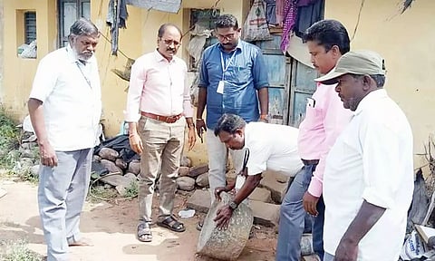 கொன்றைக்காடு கிராமத்தில் மருத்துவ குழுவினர் ஆய்வு செய்த போது எடுத்த படம். 