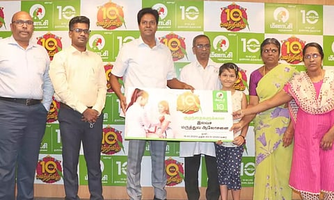 மீனாட்சி ஆஸ்பத்திரியின் 10-ம் ஆண்டு நிறைவு விழாவை முன்னிட்டு குழந்தைகளுக்கான இலவச மருத்துவ முகாமிற்கான கூப்பனை ஆஸ்பத்திரி தலைவர் குருசங்கர் வெளியிட்டார்.