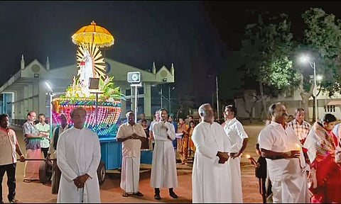 சிறிய தேர்பவனி நடந்தபோது எடுத்தபடம்.