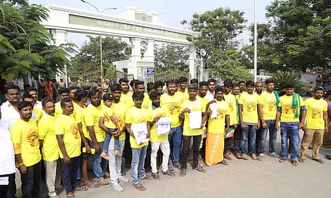 அலகுமலையில் ஜல்லிக்கட்டு நடத்தக்கோரி திருப்பூரில் மாடுபிடி வீரர்கள் போராட்டம்