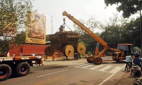 லாரியில் கொண்டுவரப்பட்ட தேர் பீடம்.