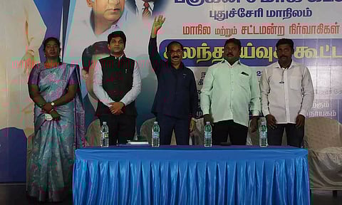 பகுஜன் சமாஜ் கட்சி கலந்தாய்வு கூட்டம் நடைபெற்ற காட்சி. அருகில் மாநில ஒருங்கிணபை்பாளர் பவானி இளவேனில் உள்ளார்.