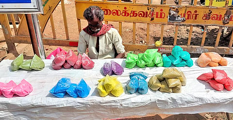 உடன்குடி பகுதியில் விற்பனைக்கு வைக்கப்பட்டுள்ள கலர் கோலப்பொடிகள்.