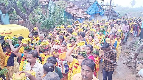 பால்குடம் எடுத்து ஊர்வலமாக வந்த பக்தர்கள்.