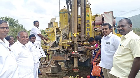 ரூ.5 லட்சம் செலவில் புதிய ஆழ்துளை கிணறு