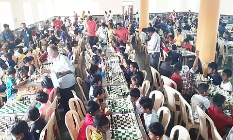 செஸ் போட்டியில் பங்கேற்று விளையாடியவர்களை படத்தில் காணலாம்.