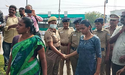 கணவனின் கொடுமை தாங்காமல் தீக்குளிக்க முயன்ற இளம்பெண்- திருப்பூர் கலெக்டர் அலுவலகத்தில் பரபரப்பு