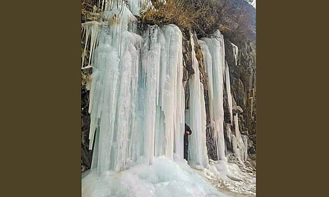 இமாசலபிரதேச மாநிலத்தின் குலுவில் ஒரு அருவி, பனி விழுதுகளாய் உறைந்துள்ள காட்சி.