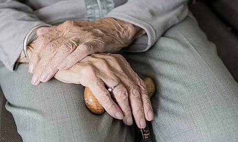 ஆசைநாயகிக்கு பல லட்சம் ரூபாய் சொத்துக்கள் எழுதி வைத்த 90 வயது முதியவர்- மனைவி கலெக்டர் அலுவலகத்தில் கண்ணீர்