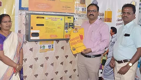 திருவள்ளூர் பஸ் நிலையத்தில் மஞ்சப்பை பெற சிறப்பு எந்திரம்