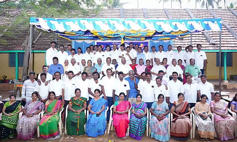 25 ஆண்டுகளுக்கு பிறகு சந்தித்த முன்னாள் அரசு பள்ளி மாணவர்கள்