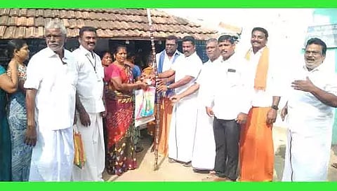 கடலாடியில் பொங்கல் தொகுப்பினை தி.மு.க. தெற்கு ஒன்றிய செயலாளர் மாயகிருஷ்ணன் வழங்கினார்.