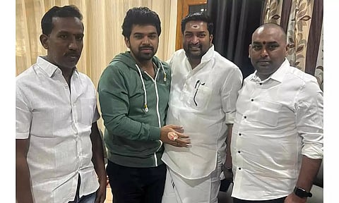 ஏனாம் எம்.எல்.ஏ. ஸ்ரீநிவாஸ் அசோக்கை சந்தித்து அ.தி.மு.க. மாநில துணை செயலாளர் வையாபுரி மணிகண்டன் வாழ்த்து தெரித்தார்.