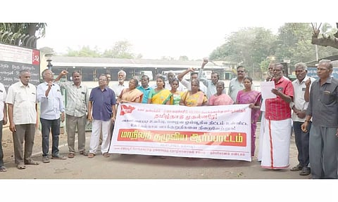 தஞ்சையில் ஏ.ஐ.டி.யூ.சி போக்குவரத்து ஓய்வூதியர்கள் ஆர்ப்பாட்டத்தில் ஈடுபட்டனர்.