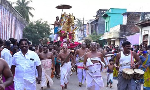 ஆழ்வார்திருநகரி ஆதிநாதர் ஆழ்வார் கோவில் திருவேடுபறி நிகழ்ச்சியில் பெருமாள் குதிரை வாகனத்தில் எழுந்தருளியதை படத்தில் காணலாம்.