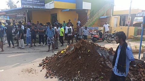 குளத்தில் ரசாயன கழிவுகள் கலப்பதால் மண் கொட்டி அடைத்த பொதுமக்கள்