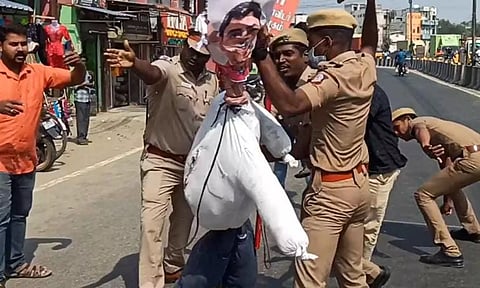 திருப்பூரில் கவர்னரின் உருவ பொம்மையை எரிக்க முயற்சி