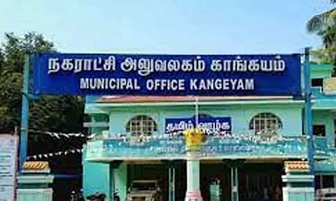 தீயிட்டு எரிக்கப்படும் பொருட்களை எரிக்காமல் தூய்மைப்பணியாளா்களிடம் வழங்க வேண்டும்