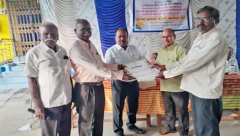 நூலகத்தில் புரவலர்களுக்கு பட்டயம் வழங்கப்பட்ட காட்சி.