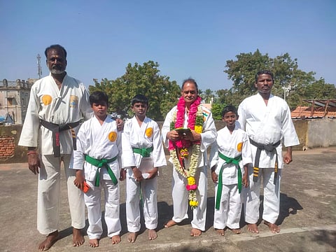 கராத்தே பயிற்சி பள்ளியில் தகுதி பட்டைகள் வழங்கும் விழா