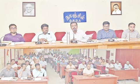 கூட்டத்தில் கலெக்டர் அரவிந்த் பேசிய காட்சி.