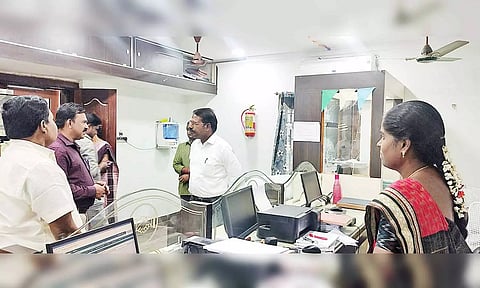 மருதூர் தெற்கு கூட்டுறவு கடன் சங்கத்தில் கூடுதல் பதிவாளர் குமார் ஆய்வு செய்தார்.