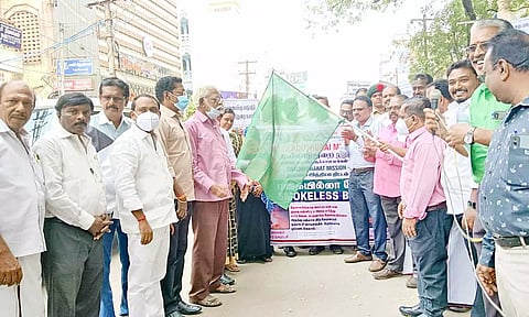 விழிப்புணர்வு பேரணியை நகர்மன்ற தலைவர் செல்வராஜ் கொடியசைத்து தொடங்கி வைத்தார்.