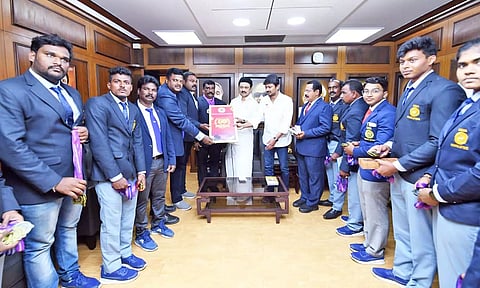 முதல்-அமைச்சர் மு.க.ஸ்டாலினை பதக்கம் பெற்ற வீரர்கள் சந்தித்து வாழ்த்து பெற்றபோது எடுத்த படம். அருகில் அமைச்சர் உதயநிதி ஸ்டாலின், ராஜா எம்.எல்.ஏ. ஆகியோர் உள்ளனர்.