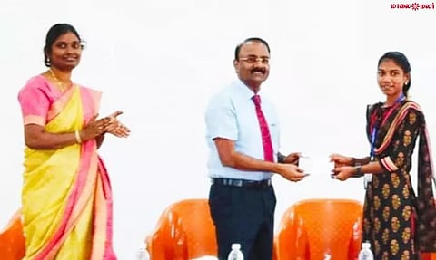வினாடி-வினா போட்டியில் வெற்றி பெற்ற மாணவிக்கு டாக்டர் நாகேந்திரன் பரிசு வழங்கினார்.
