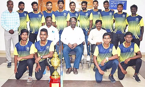நெல்லை பல்கலை கழக துணைவேந்தரிடம் வெற்றிப்பெற்ற ஆக்கி அணி வீரர்கள் வாழ்த்து பெற்றனர்.