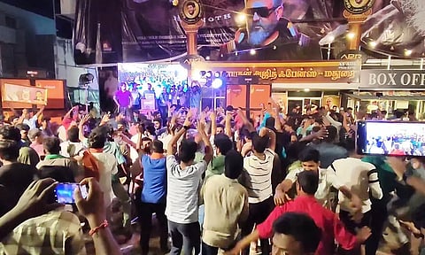 மதுரை செல்லூரில் துணிவு படம் வெளியான தியேட்டரில் குவிந்த அஜித் ரசிகர்கள்.
