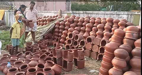 புதுக்கோட்டையில் பொங்கல் பானை விற்பனை ஜோர்