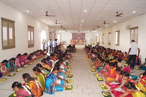 கரூர் வள்ளுவர் கல்லூரியில் திருவடி திருவிளக்கு பூஜை