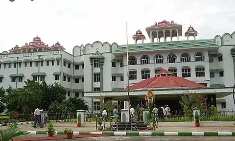 அனைத்து சமூக மக்கள் அடங்கிய குழுவை அமைத்து அவனியாபுரம் ஜல்லிக்கட்டை நடத்தலாம்- மதுரை ஐகோர்ட் உத்தரவு