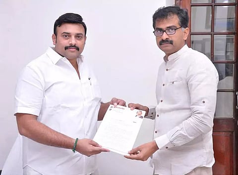 வனத்துறை அமைச்சர் மதிவேந்தனிடம் ம.தி.மு.க., தலைமை கழக செயலாளர் துரை வைகோ மனு அளித்த காட்சி.