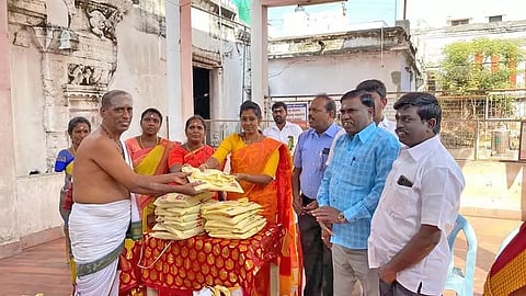சங்கரநாராயணசுவாமி கோவில் பணியாளர்களுக்கு நகராட்சி சேர்மன் உமா மகேஸ்வரி சரவணன் புத்தாடைகள் வழங்கினார்.
