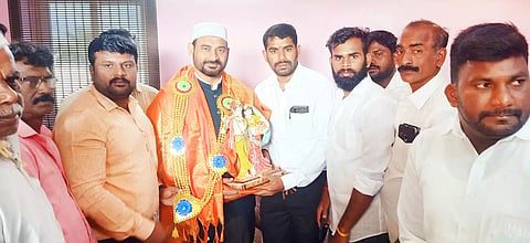 முதுகுளத்தூரில் பா.ஜ.க. சிறுபான்மை பிரிவு தேசிய செயலாளர் வேலூர் இப்ராகிமுக்கு நிர்வாகிகள் வரவேற்பு கொடுத்தனர்.