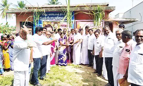 மத்தூர் ஒன்றியம் வாலிப்பட்டி ஊராட்சியில் உள்ள பெரமகவுண்டனூர் நியாய விலை கடையில் பொங்கல் தொகுப்பினை பொதுமக்களுக்கு ஒன்றிய செயலாளர் குண வசந்தரசு வழங்கினார்.