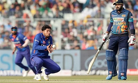 குல்தீப், சிராஜ் அபார பந்துவீச்சு: 215 ரன்களில் இலங்கை ஆல் அவுட்